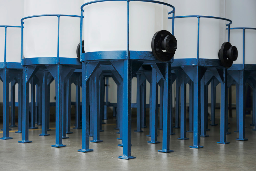 Podest aus pulverbeschichtetem Stahl in blau, für Lager- und Dosierbehälter mit 1700 Liter Volumen - 2