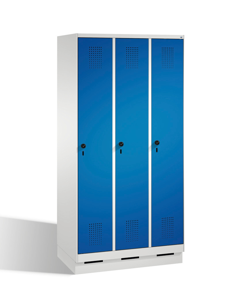 Garderobeskab Evolo, 3 sektioner, B 900, D 500, H 1800 mm, med sokkel, grå/blå