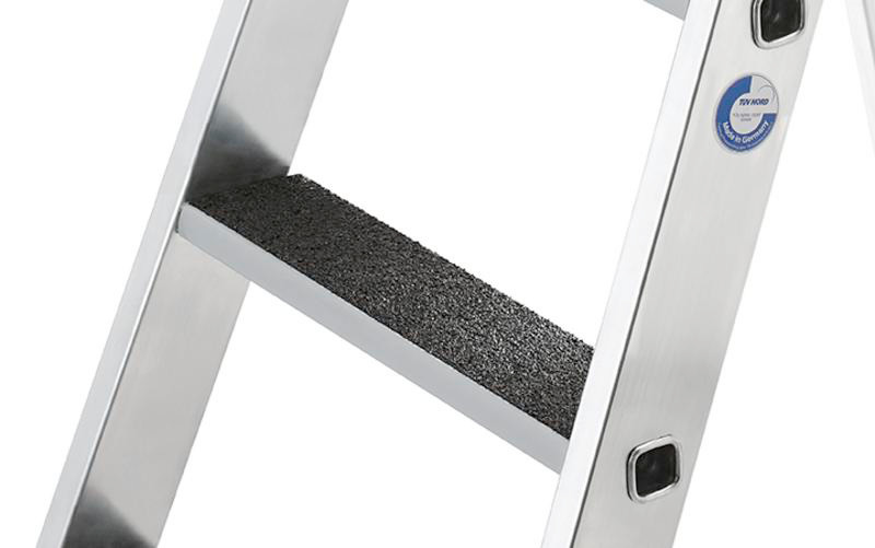 Stufenstehleiter aus Aluminium, einseitig begehbar, rutschhemmende clip-step Trittauflage, 3 Stufen - 3