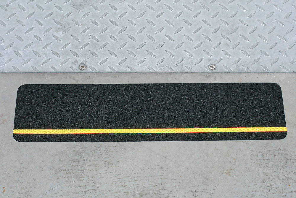 Revêtement antidérapant m2, multifonctionnel, noir, bandes jaunes reflectantes 150 x 610 mm - 2