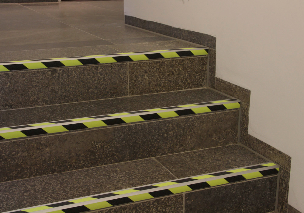 Protiskluzová nášlapná schodová hrana, 2x fluorescenční pruh, R10, š 610 mm, typ B - 3