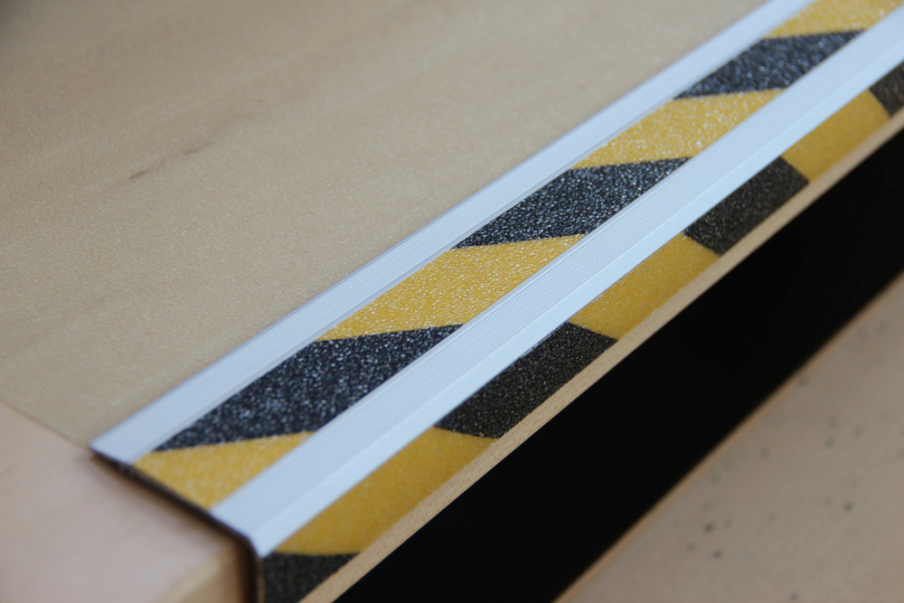 Perfil de borde para peldaño antideslizante, Easy Clean, negro/amarillo, ancho 1000 mm, adhesivo - 1