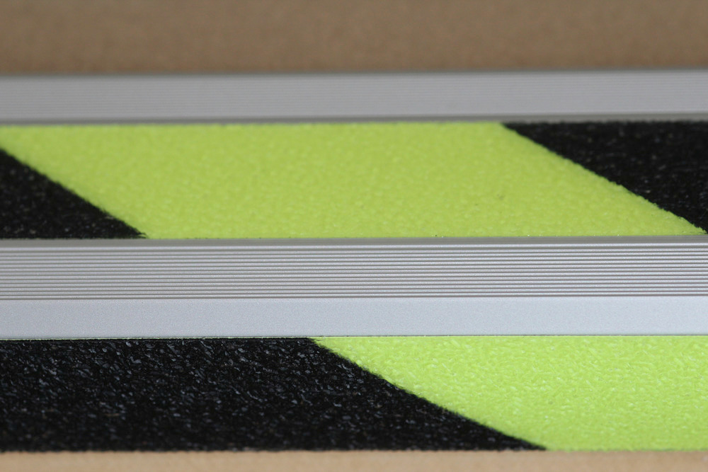 Profilo angolare antiscivolo per gradini, R10, fluorescente, L 1000 mm, fissabile con viti - 1