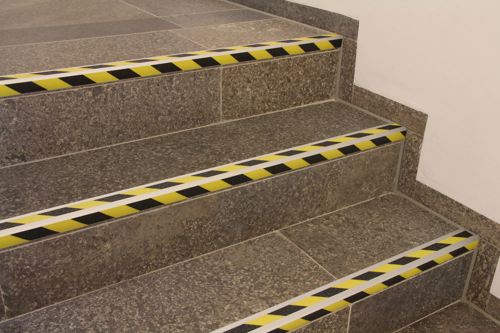 Protiskluzová nášlapná schodová hrana, Easy Clean, 2x černo-žlutý pruh, š 1000 mm, typ A - 3
