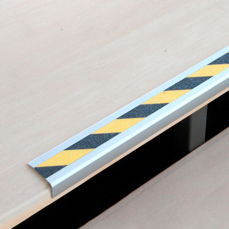 Sklisikker trappeprofil, aluminium m2, Easy Clean, sort/gul, B 610 mm, til å lime på - 1