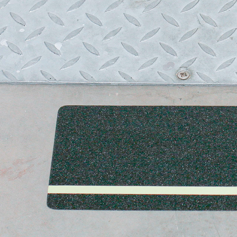 m2 protišmyková podložka™, multifunkčná, čierna, pruhy, 150 x 610 mm - 1