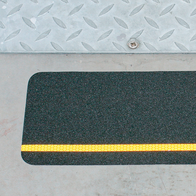 m2 sklisikkert belegg™, multifunksjonelt, sort, reflekterende, gule striper, 150 x 610 mm