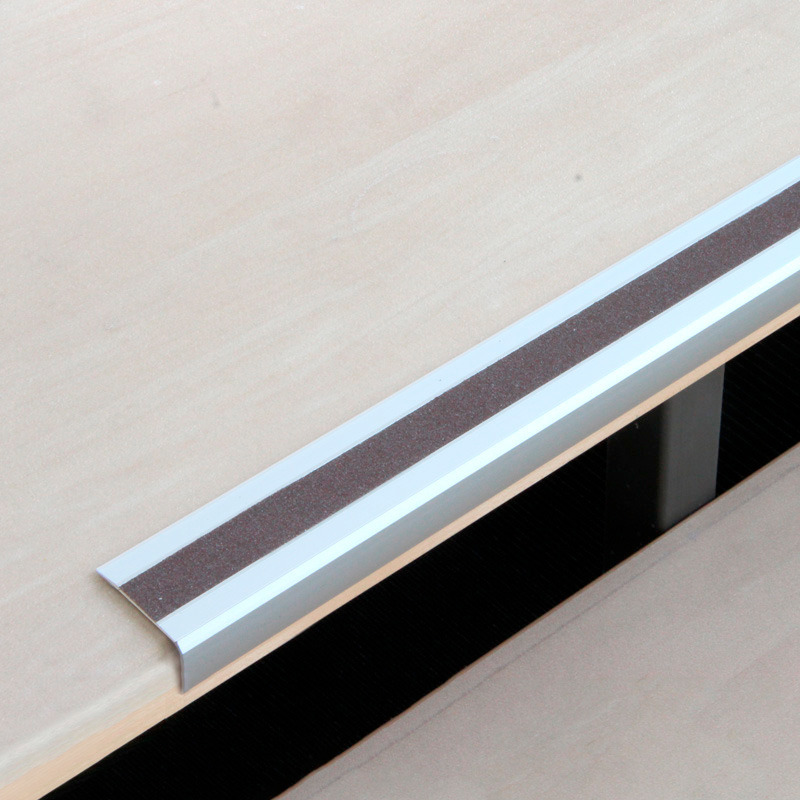 Krawędziowy schodowy profil antypoślizgowy, aluminium m2, Universal, brązowy, sz.1000 mm, grub. 4 mm - 1