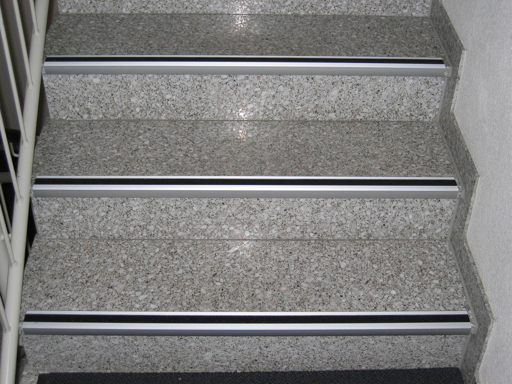 Skridsikker trappeprofil, aluminium m2, Universal, sort, B 800 mm, materialetykkelse 4 mm - 3