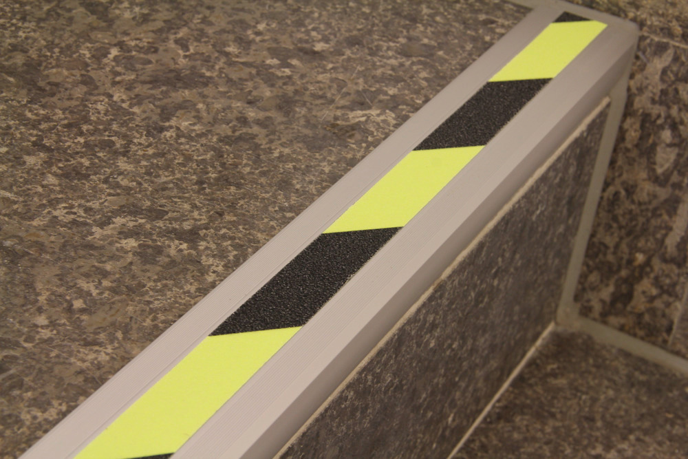 Protiskluzový nášlapný profil na schod, aluminium m2, fluorescenční, R13, š 610 mm - 1