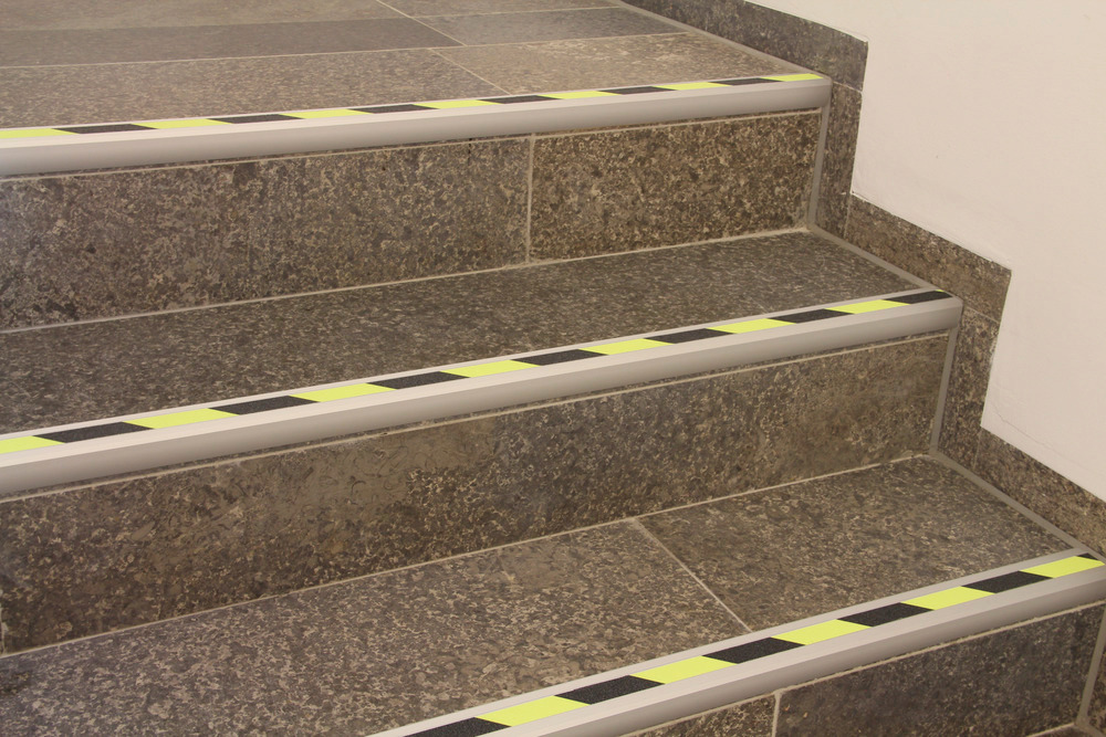 Protiskluzový nášlapný profil na schod, aluminium m2, fluorescenční, R10, š 1000 mm - 1