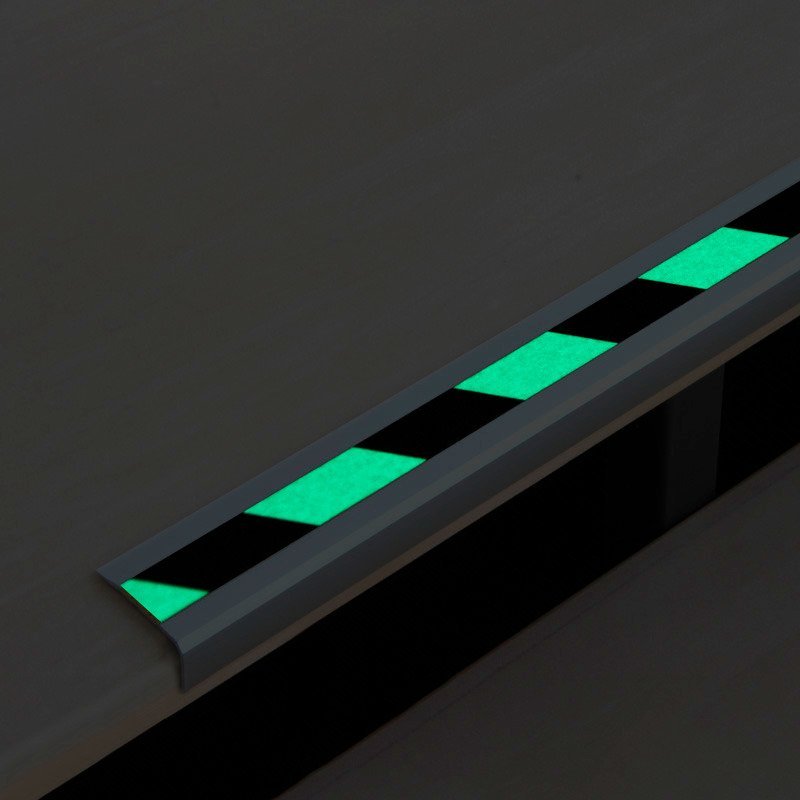 Protišmykový nášľapný profil na schod, alumínium m2, Easy Clean, čierno-zelený, š 610 mm - 1