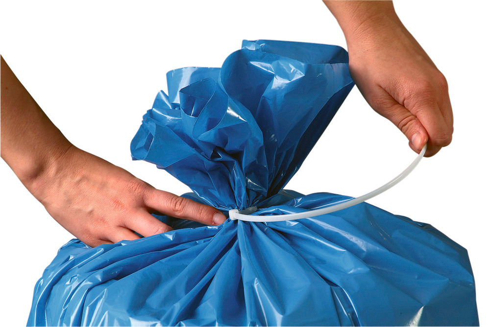 Braçadeira de nylon como fecho para sacos para resíduos