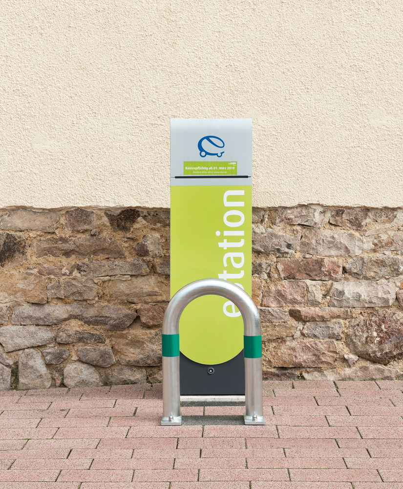Charge point impact protection bar in hdgv steel, W 360 mm, green reflective rings, anchor bolts - 1