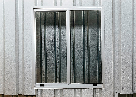 Hliníkové okno pro skladovací kontejner MC 320, s ochrannou mříží