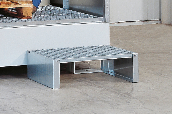 Step manufactured from galvanized stud plate - 1