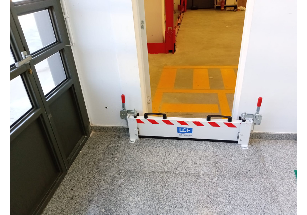 Plug-in barrier for protection against hazardous substances and floods, 3100 x 300 mm - 3