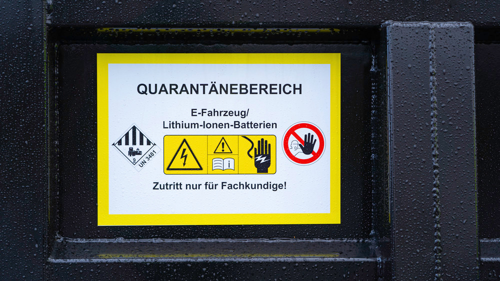 Electric vehicle quarantine container QEV - 3