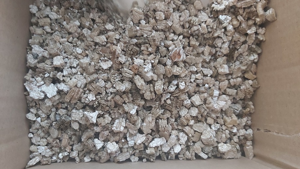 Vermiculite, materiale da imbottitura e paracolpi per imballaggi, grana 0-6 mm, sacco da 100 litri - 1