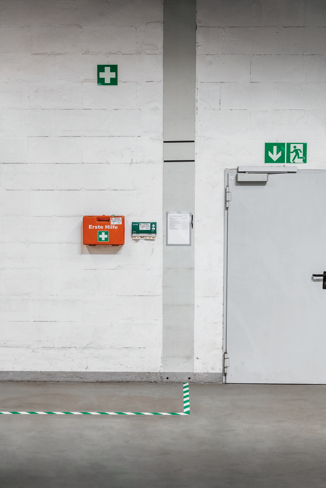 Durable Bodenmarkierungsband DURALINE®, grün/weiß, 50 mm x 30 m, selbstklebend - 3