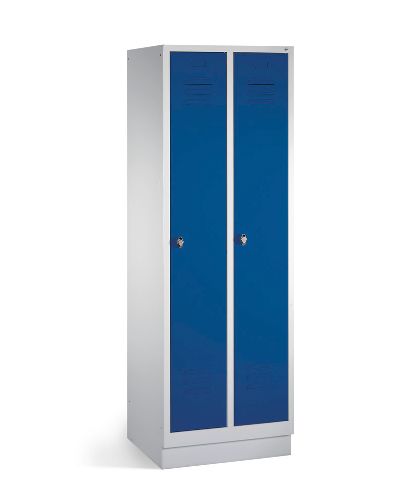 Garderobeskab Cabo, 2 sektioner, B 610, D 500, H 1800 mm, med sokkel, grå/blå døre