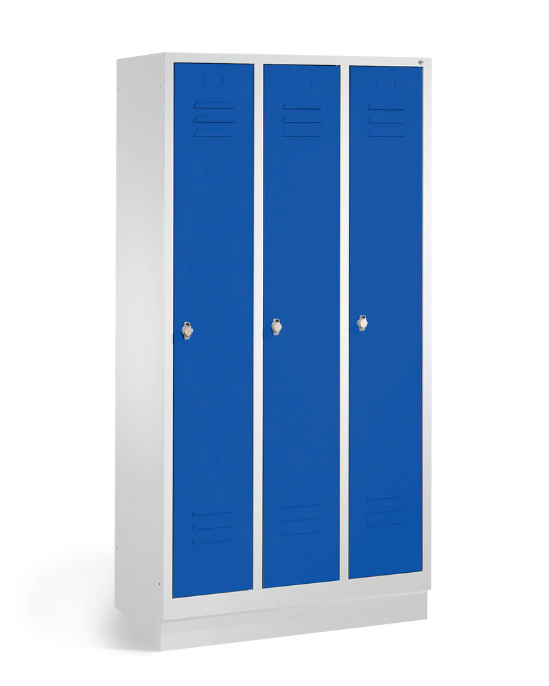 Garderobeskab Cabo, 3 sektioner, B 900, D 500, H 1800 mm, med sokkel, grå/blå døre - 1