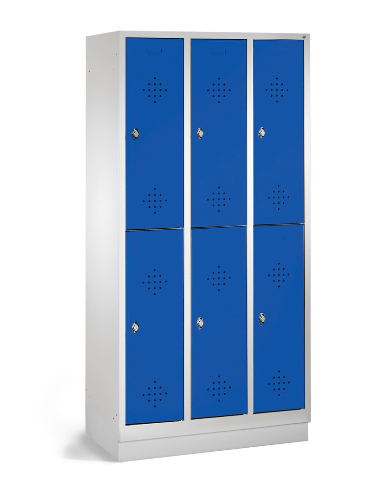 Vestiaire double hauteur Cabo, avec 6 compartiments, L 900, P 500, H 1800, avec socle, portes bleues - 1