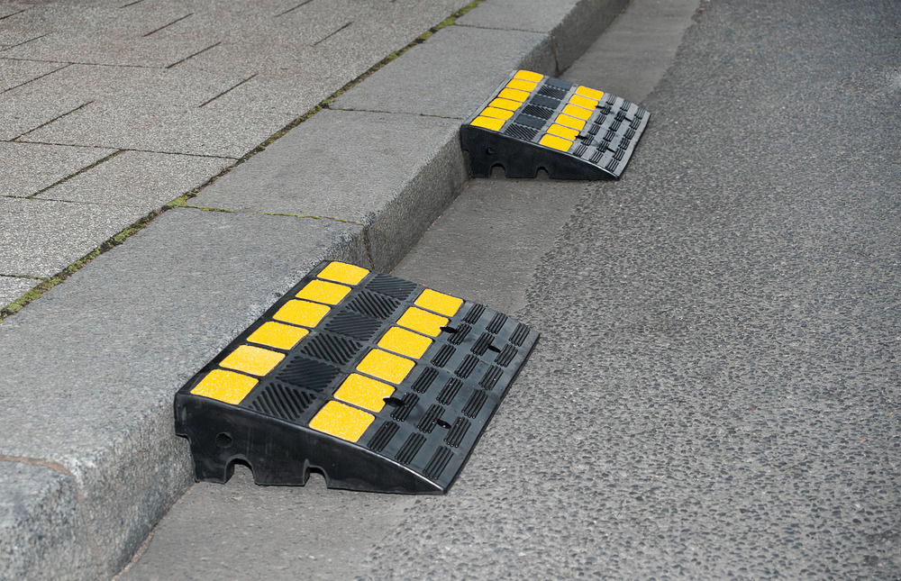 Kerb ramp, rubber, black-refl. yellow, incl. anti-slip surface, H 100 mm - 3